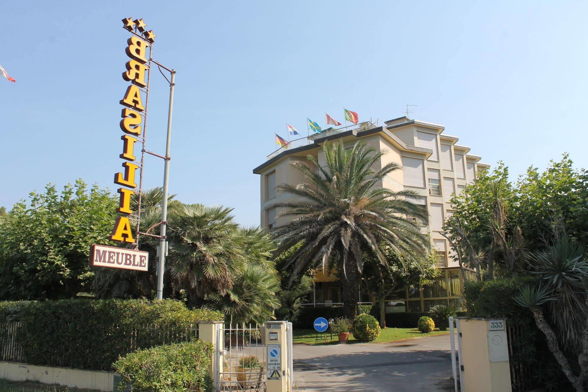 Hotel Brasilia مارينا دي بييتراسانْت المظهر الخارجي الصورة